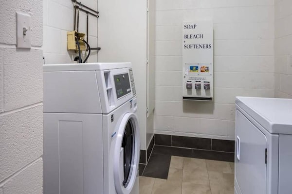 Foto van 1 kingsize bed | NSMK | Koelkast - Vakantiehuis in North Little Rock - Facilities