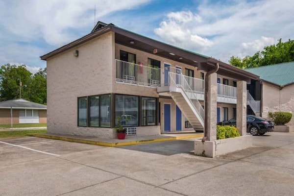 Foto van Budgetvriendelijke Kamer, Gratis Parkeren - Vakantiehuis in Attalla - ExteriorSummer
