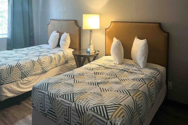 Foto van 2 tweepersoonsbedden (queensize) | Niet-roken, koelkast (Micfridge) - BedRoom