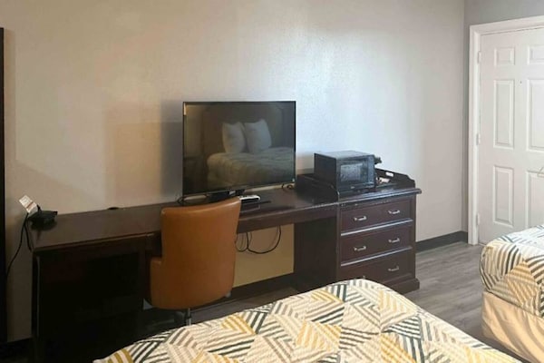 Foto van 2 tweepersoonsbedden (queensize) | Niet-roken, koelkast (Micfridge) - BedRoom