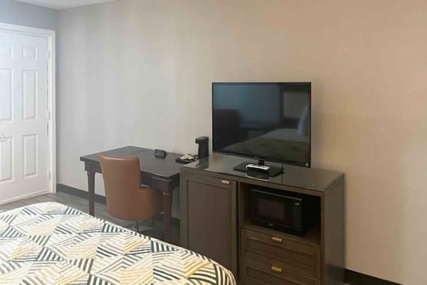 Foto van 1 kingsize bed | Rookvrij, koelkast - Vakantiehuis in Borger TX - BedRoom