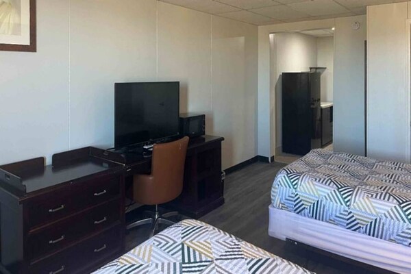 Foto van 2 tweepersoonsbedden | Nsmk, keuken - Vakantiehuis in Borger TX - BedRoom