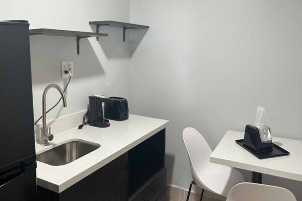 Foto van 2 tweepersoonsbedden | Toegankelijk voor mindervaliden | RI-badkamer | Keuken - Kitchen