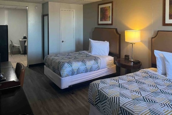 Foto van 2 tweepersoonsbedden | Toegankelijk voor mindervaliden | RI-badkamer | Keuken - BedRoom