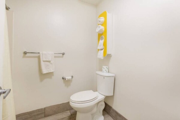 Foto van 1 kingsize bed | Nsmk, koelkast - Vakantiehuis in Greenville - Facilities