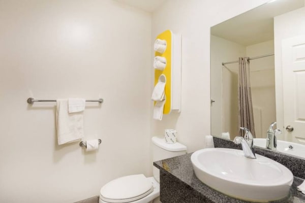 Foto van 1 kingsize bed | Nsmk, koelkast - Vakantiehuis in Greenville - Facilities