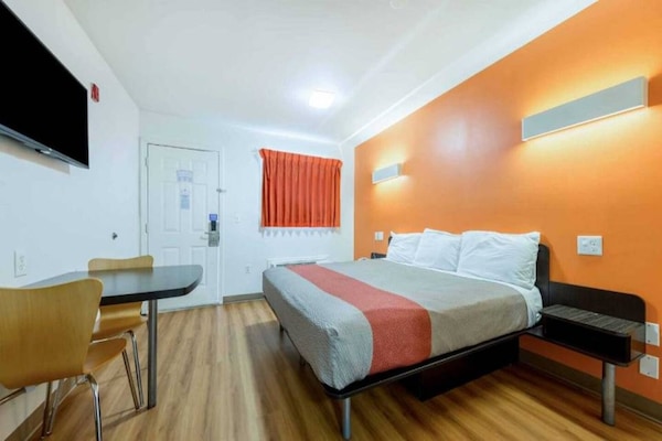 Foto van 1 kingsize bed | Nsmk, koelkast - Vakantiehuis in Greenville - BedRoom