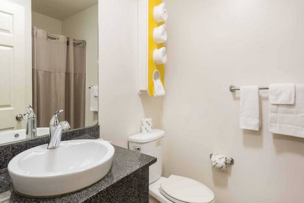 Foto van 1 kingsize bed | Roken toegestaan, koelkast - Vakantiehuis in Greenville - BathRoom