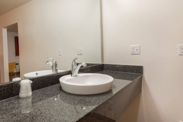 Foto van 1 kingsize bed | Roken toegestaan, koelkast - Vakantiehuis in Greenville - Facilities