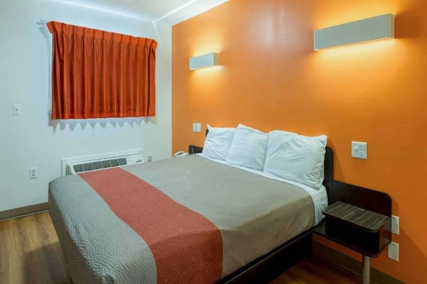 Foto van 1 kingsize bed | Roken toegestaan, koelkast - Vakantiehuis in Greenville - BedRoom