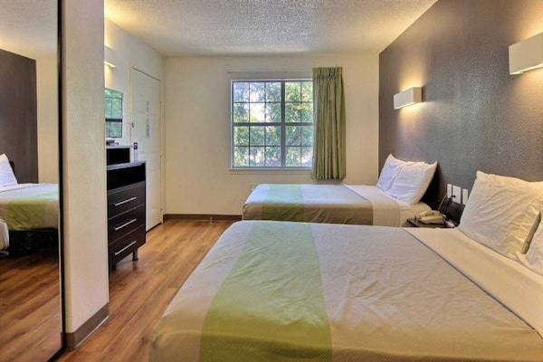 Foto van 2 tweepersoonsbedden | Rolstoeltoegankelijk bad | Rookvrij - BedRoom