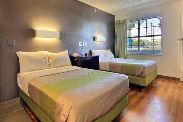 Foto van 2 tweepersoonsbedden | Rolstoeltoegankelijk bad | Rookvrij - BedRoom
