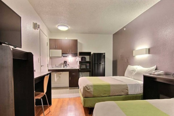 Foto van 2 tweepersoonsbedden | Rolstoeltoegankelijk bad | Rookvrij - BedRoom