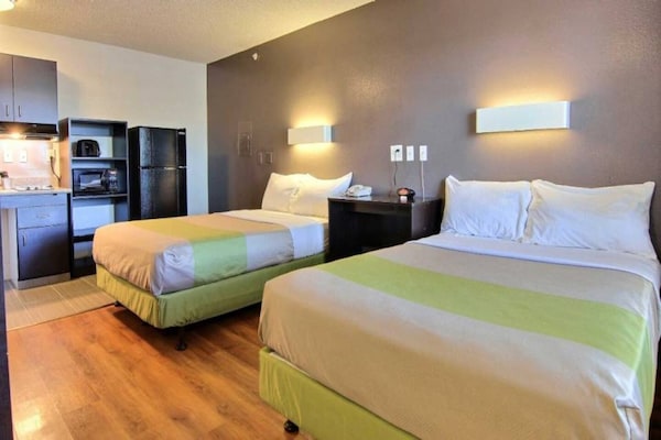 Foto van 2 tweepersoonsbedden | Rolstoeltoegankelijk bad | Rookvrij - BedRoom