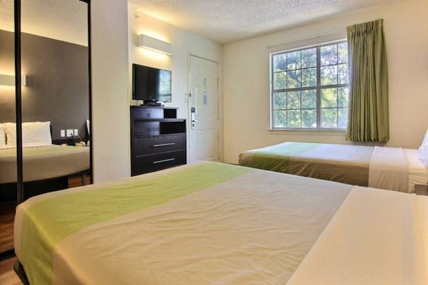 Foto van 2 tweepersoonsbedden | Rolstoeltoegankelijk bad | Rookvrij - BedRoom