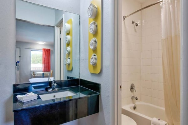 Foto van 2 tweepersoonsbedden | Rookvrij - Vakantiehuis in Gainesville - BathRoom