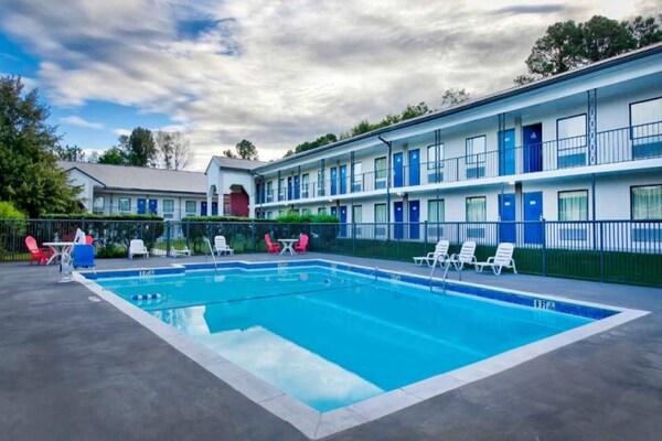 Foto van 2 tweepersoonsbedden | Rookvrij - Vakantiehuis in Gainesville - Pool