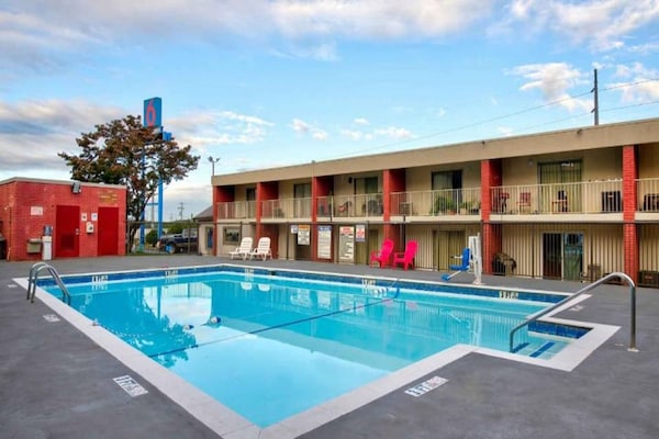 Foto van 1 tweepersoonsbed (queensize) | Rookvrij - Vakantiehuis in Gainesville - Pool