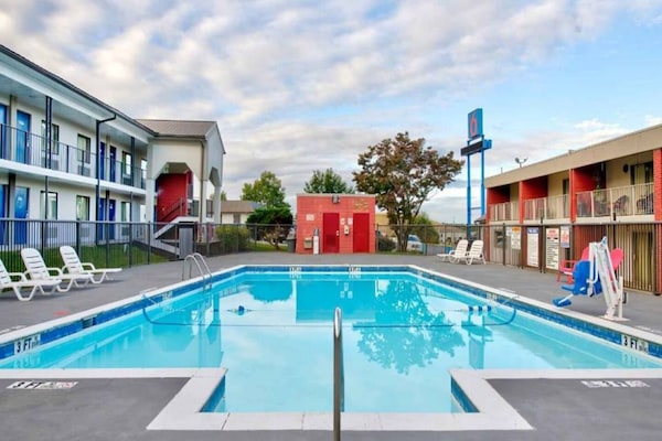 Foto van 1 tweepersoonsbed (queensize) | Rookvrij - Vakantiehuis in Gainesville - Pool