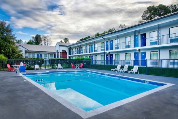 Foto van 1 tweepersoonsbed (queensize) | Rookvrij - Vakantiehuis in Gainesville - Pool