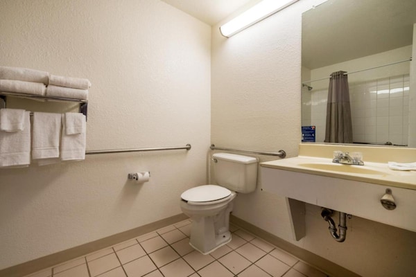 Foto van 2 tweepersoonsbedden (queensize) | Rolstoeltoegankelijk bad | Rookvrij - BathRoom