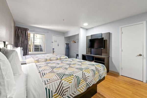 Foto van 2 tweepersoonsbedden (queensize) | Rolstoeltoegankelijk bad | Rookvrij - BedRoom