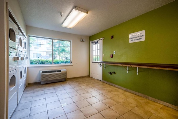 Foto van 2 tweepersoonsbedden (queensize) | Rolstoeltoegankelijk bad | Rookvrij - Facilities