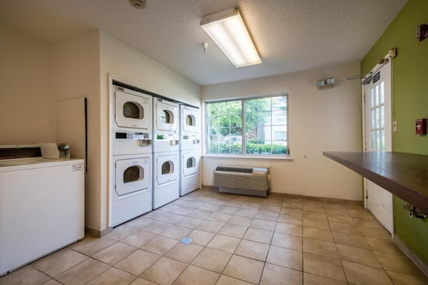Foto van 2 tweepersoonsbedden (queensize) | Rolstoeltoegankelijk bad | Rookvrij - Facilities