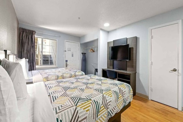 Foto van 2 tweepersoonsbedden (queensize) | Roken mogelijk - Vakantiehuis in Duluth - BedRoom