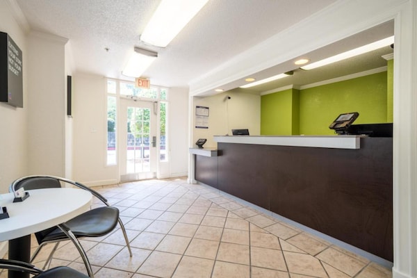 Foto van 2 tweepersoonsbedden (queensize) | Roken mogelijk - Vakantiehuis in Duluth - HallReception