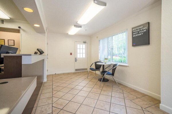Foto van 2 tweepersoonsbedden (queensize) | Roken mogelijk - Vakantiehuis in Duluth - HallReception