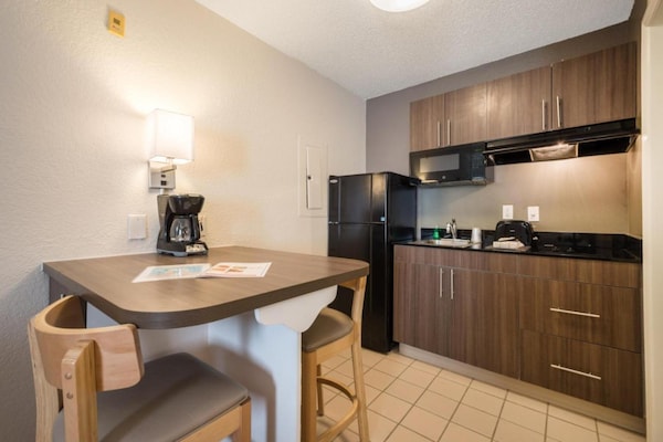 Foto van 2 tweepersoonsbedden (queensize) | Roken mogelijk - Vakantiehuis in Duluth - BedRoom