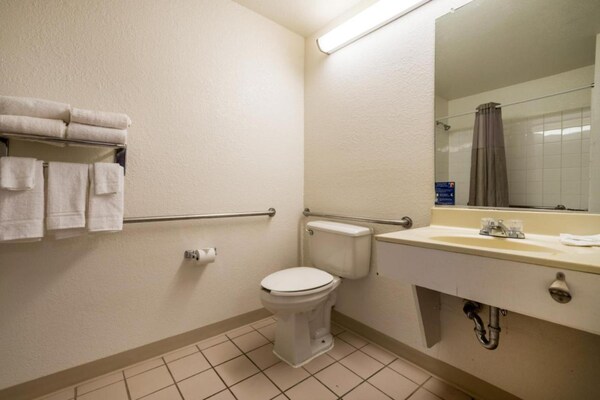 Foto van 2 tweepersoonsbedden (queensize) | Roken mogelijk - Vakantiehuis in Duluth - BathRoom