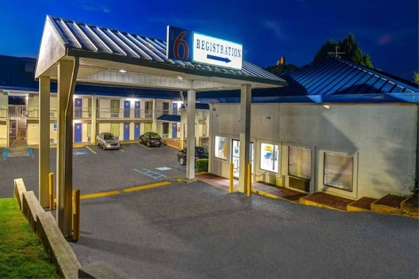 Foto van 1 kingsize bed | Rolstoeltoegankelijk bad, NSMK - Vakantiehuis in Atlanta - ExteriorSummer