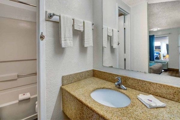Foto van 1 kingsize bed | Rolstoeltoegankelijk bad, NSMK - Vakantiehuis in Atlanta - BathRoom