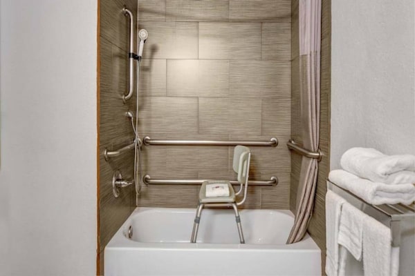 Foto van 1 kingsize bed | Rolstoeltoegankelijk bad, NSMK - Vakantiehuis in Atlanta - BathRoom