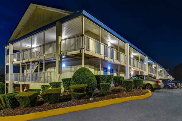 Foto van 1 kingsize bed | Rolstoeltoegankelijk bad, NSMK - Vakantiehuis in Atlanta - ExteriorSummer