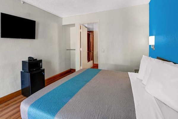 Foto van 1 kingsize bed | Rolstoeltoegankelijk bad, NSMK - Vakantiehuis in Atlanta - BedRoom
