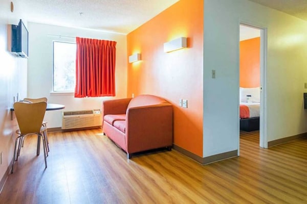 Foto van 1 kingsize bed | Roken toegestaan, koelkast aanwezig - Facilities