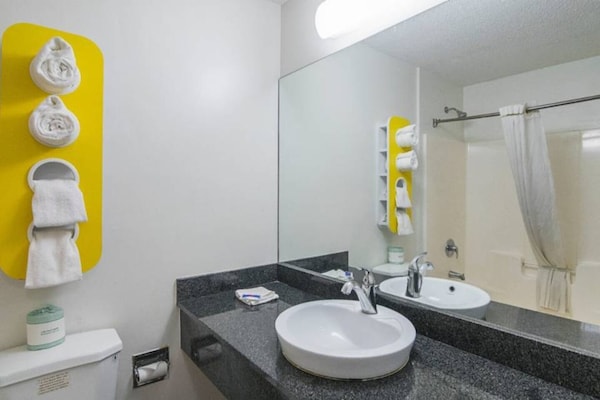 Foto van 1 kingsize bed | Roken toegestaan, koelkast aanwezig - Facilities