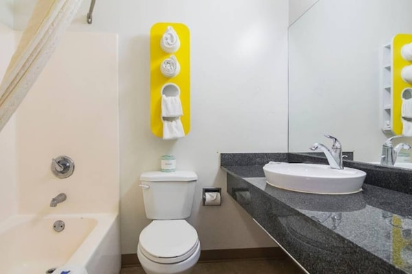 Foto van 1 kingsize bed | Roken toegestaan, koelkast aanwezig - Facilities