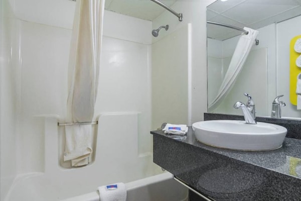 Foto van 1 kingsize bed | Roken toegestaan, koelkast aanwezig - Facilities