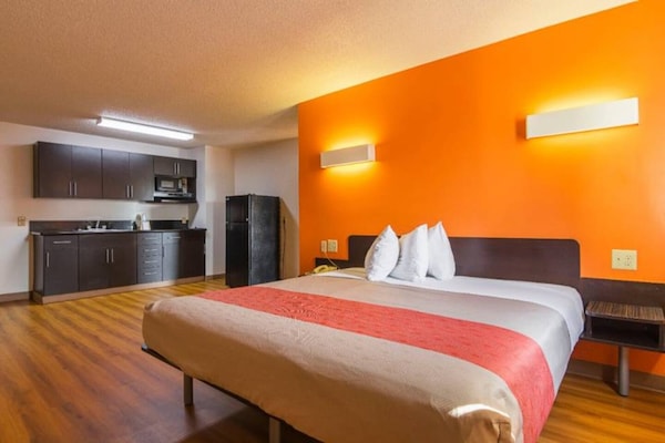Foto van 1 kingsize bed | Roken toegestaan, koelkast aanwezig - Facilities
