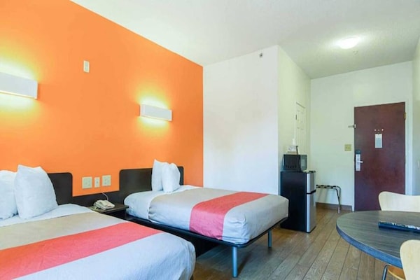 Foto van 2 tweepersoonsbedden | Roken toegestaan, magnetron aanwezig - BedRoom