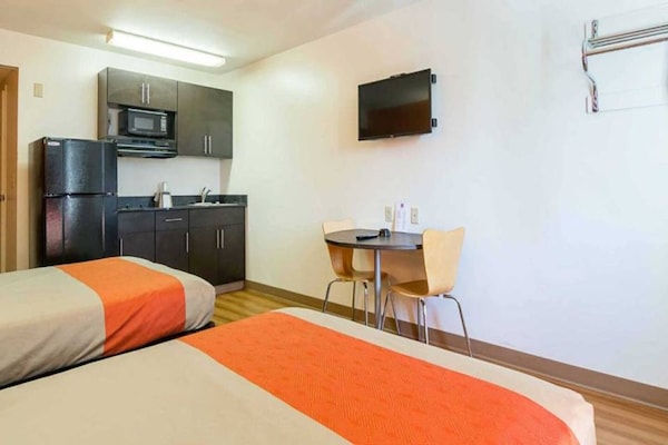 Foto van 2 tweepersoonsbedden | Roken toegestaan, magnetron aanwezig - BedRoom