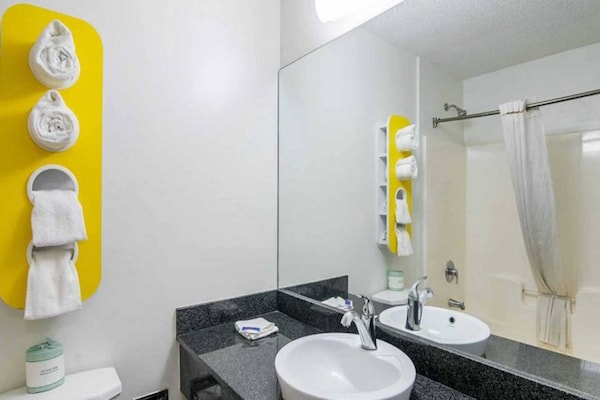 Foto van 2 tweepersoonsbedden | Roken toegestaan, magnetron aanwezig - BathRoom
