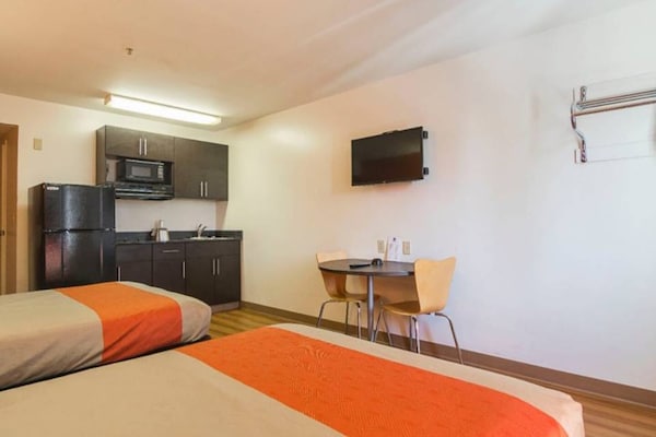 Foto van 2 tweepersoonsbedden | Roken toegestaan, magnetron aanwezig - Facilities