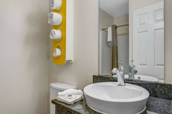 Foto van 1 tweepersoonsbed | rolstoeltoegankelijk | badkuip | smk - BathRoom
