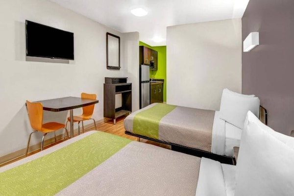 Foto van 2 tweepersoonsbedden | Roken mogelijk - Vakantiehuis in CHAMBLEE - BedRoom