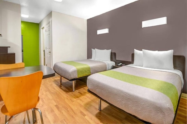 Foto van 2 tweepersoonsbedden | Roken mogelijk - Vakantiehuis in CHAMBLEE - BedRoom